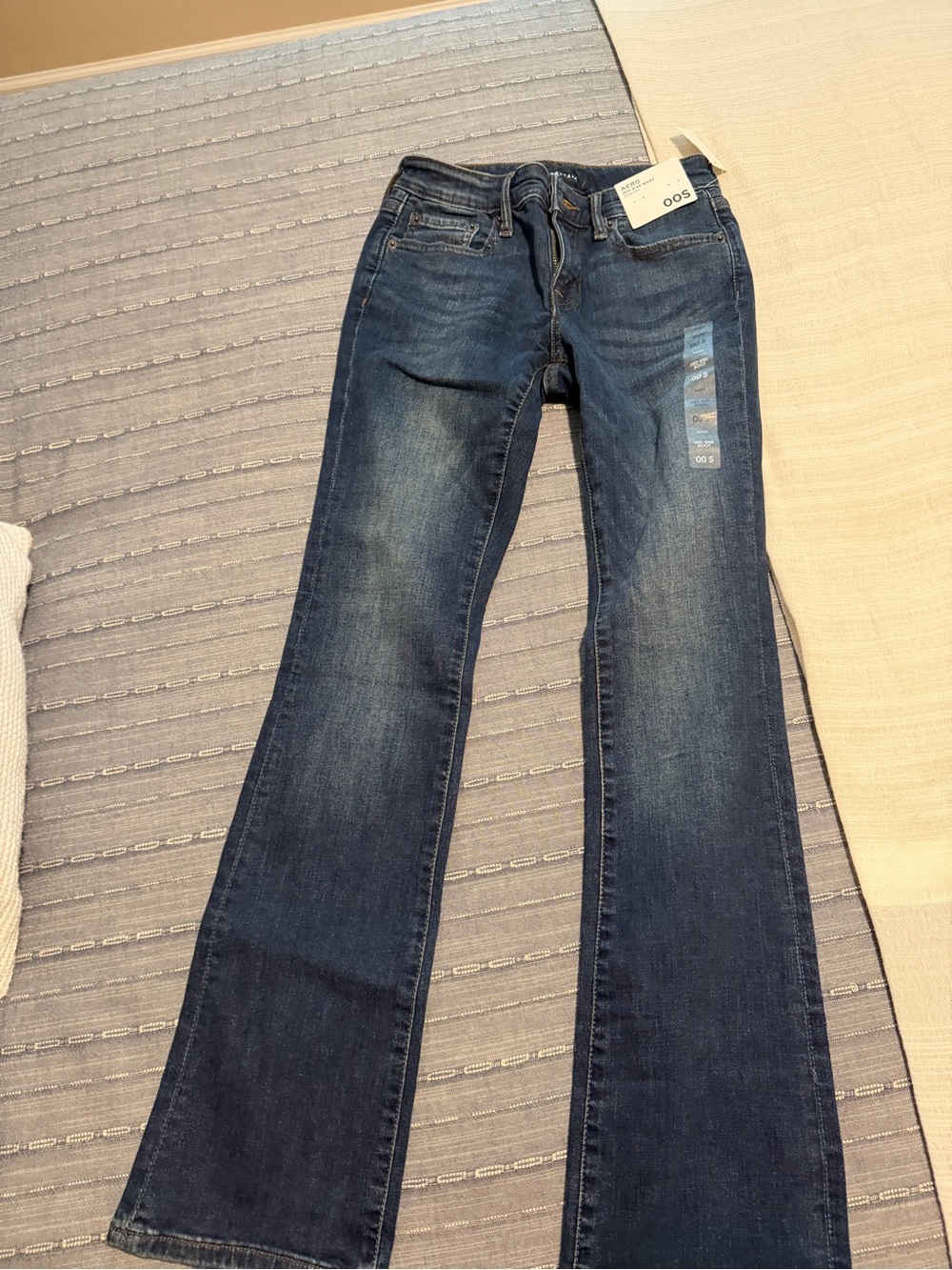 Aeropostale dark wash midrise bootcut jeans
Size 00 short